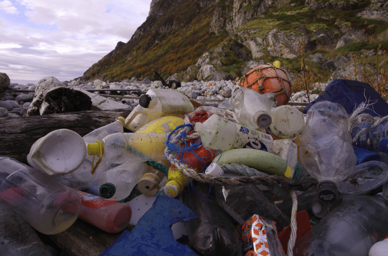 塑料海洋垃圾堆积在挪威北部特罗姆斯的海滩上。