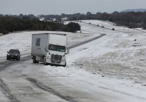 德克萨斯州一辆卡车冲出公路