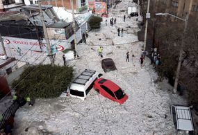 瓜达拉哈拉街道上埋葬车辆和损坏的房屋的街道上的冰雹积累“width=