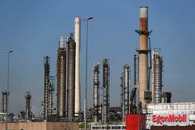 埃克森美孚或埃克森美孚在鹿特丹港的埃克森美孚或埃克森美孚炼油厂的一般视图