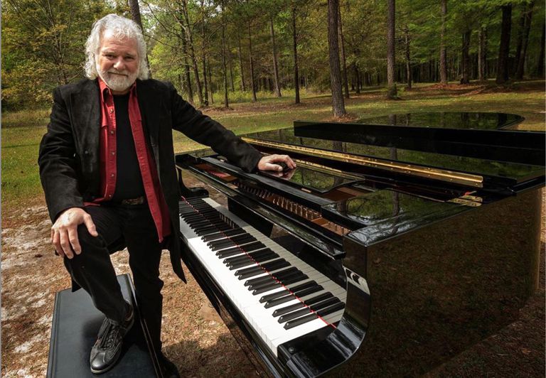 查克·莱维尔（Chuck Leavell）和钢琴在树上“class=