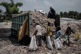 印度尼西亚的塑料回收工人“width=
