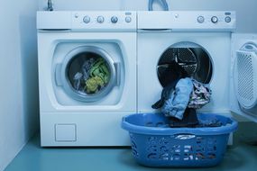 洗衣机和干衣机＂width=