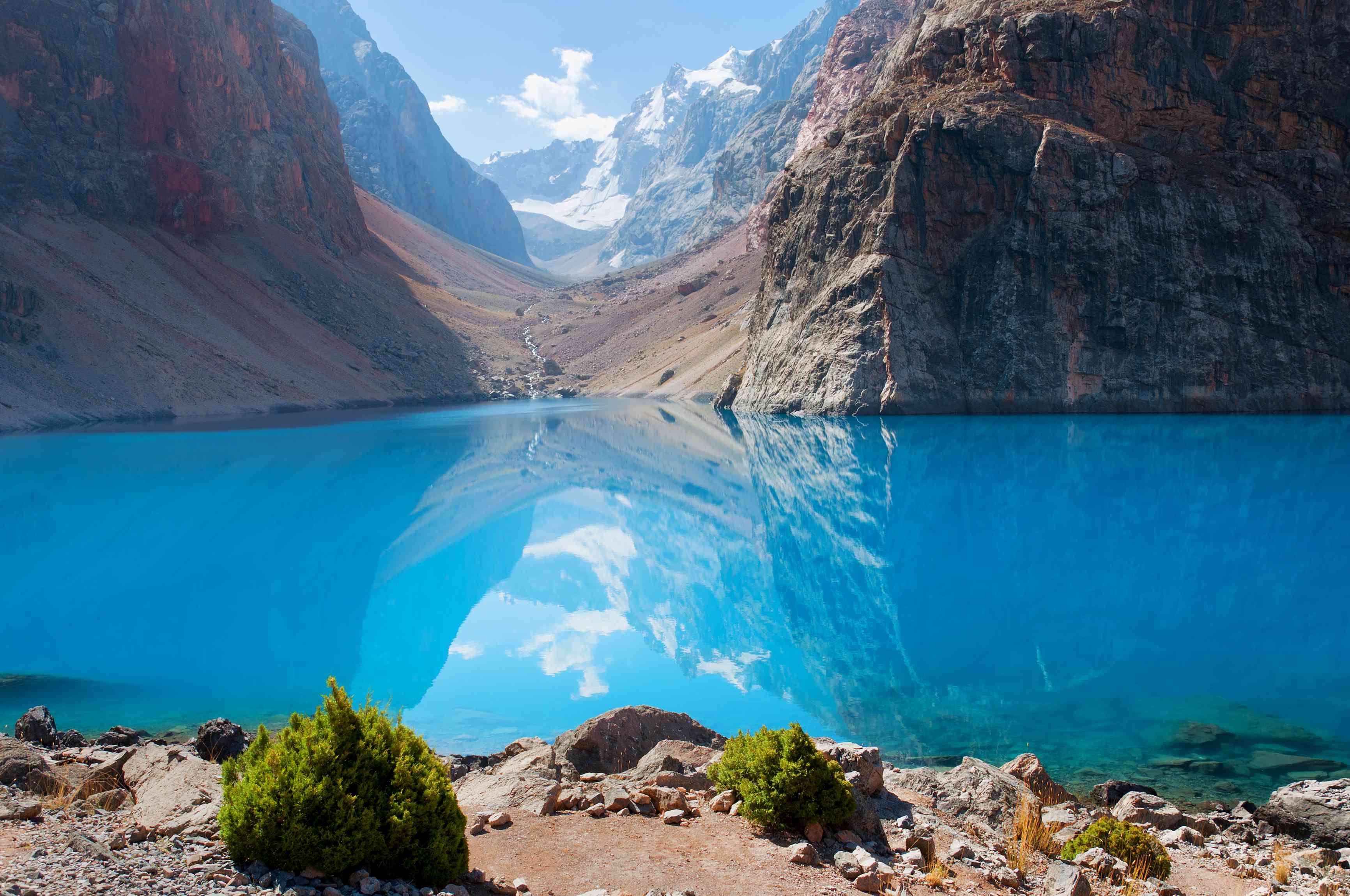 塔吉克斯坦范恩山区伊斯坎德尔库尔清澈湛蓝的海水