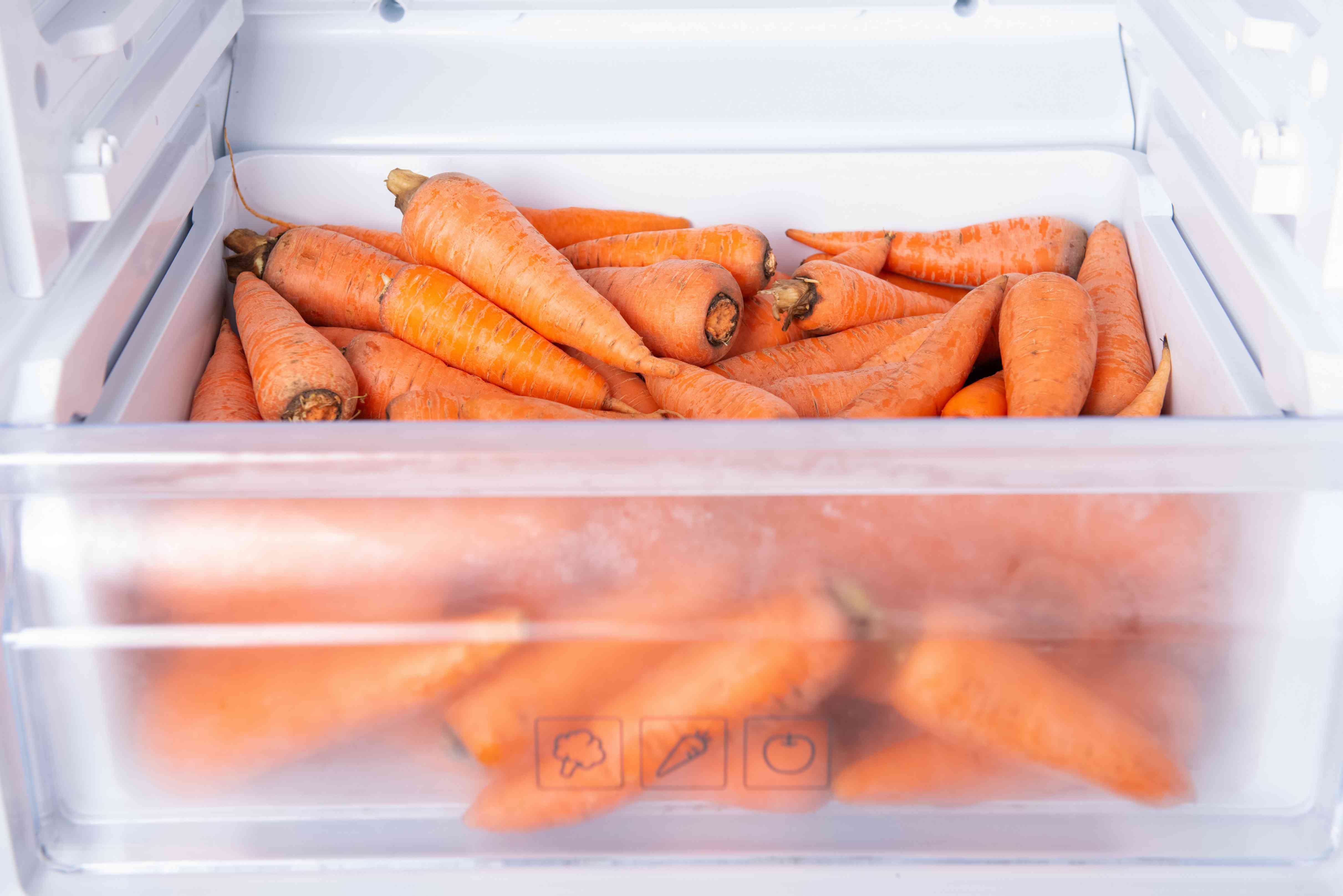 收获的胡萝卜储存在冰箱内的保鲜抽屉里