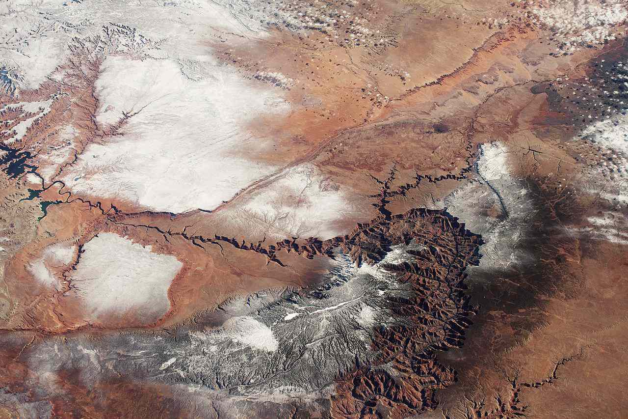积雪下大峡谷的卫星视图
