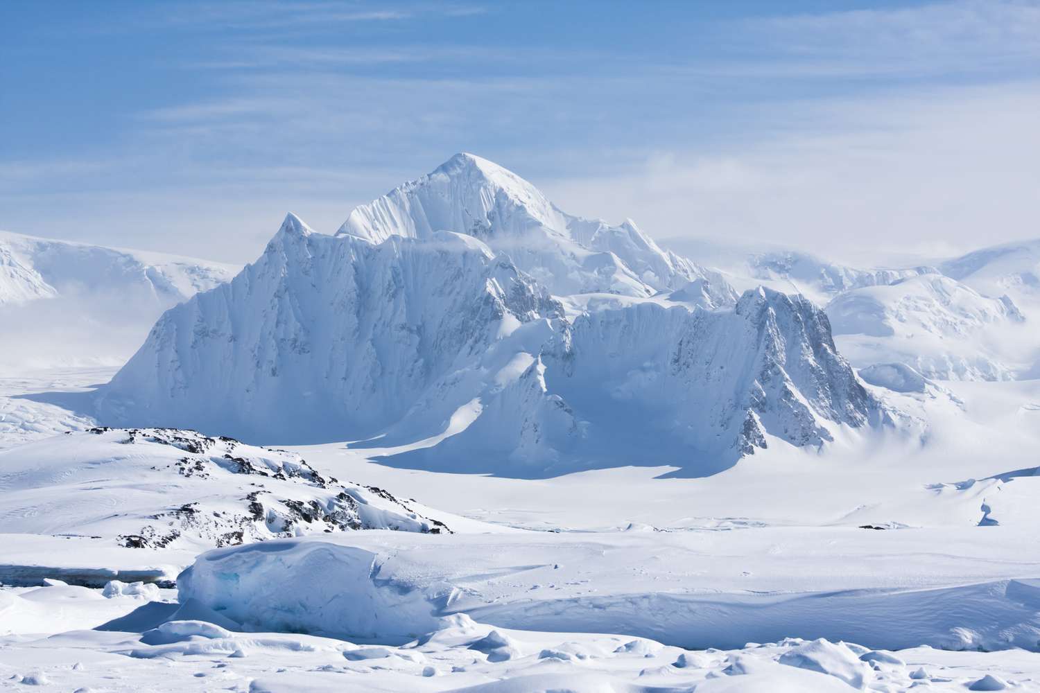 南极洲冰雪覆盖的风景和山峰