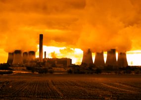 发电厂将污染发射到大气中