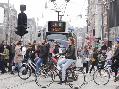 人们在阿姆斯特丹步行、骑自行车和乘坐交通工具