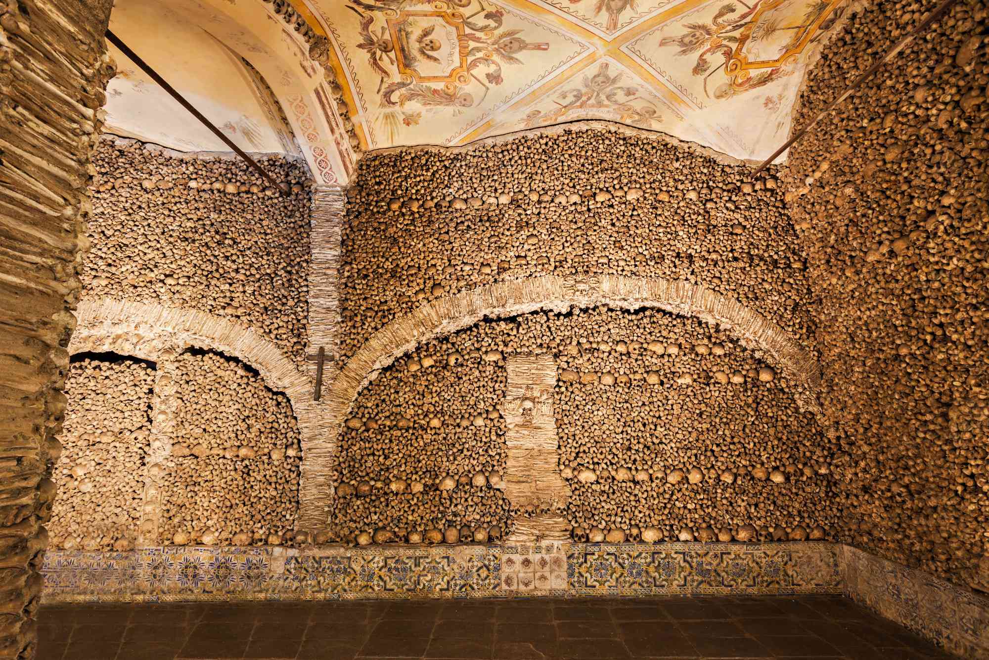 一种复杂的骨骼和头骨显示秘鲁Capela餐馆dos炖的城墙