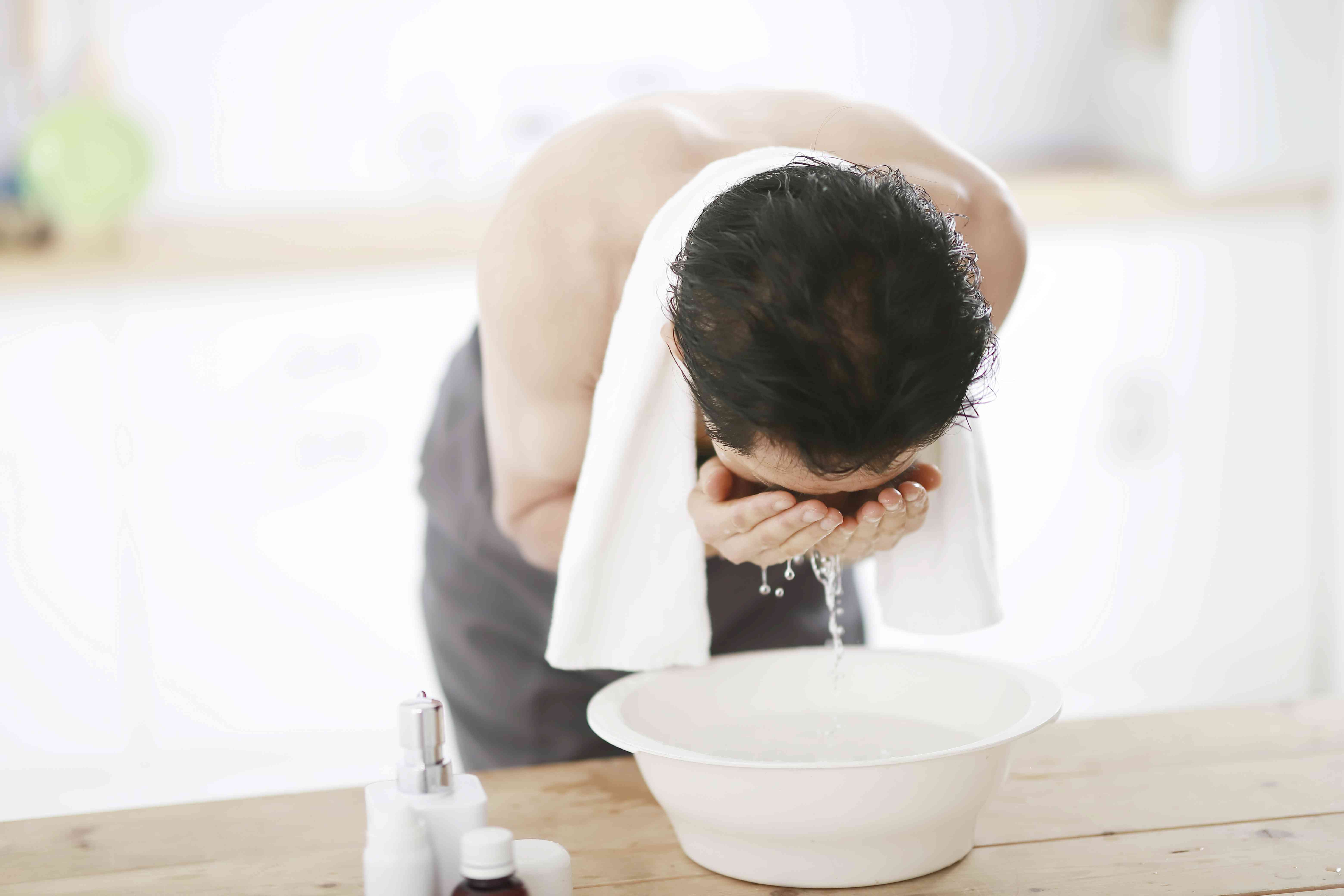 中年男子正在洗脸