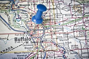 一个蓝色的大头针，在地图上突出布法罗的目的地。