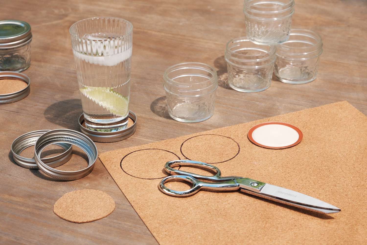 剪刀和软木材料使DIY杯垫与旧罐头盖子