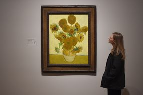 一个女人看着文森特·梵高的向日葵绘画是展览:梵高在伦敦的泰特英国美术馆。