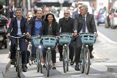 伊达尔（Hidalgo）市长在自行车道上的电子自行车上