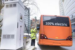 巴士司机在充电站为电动巴士充电