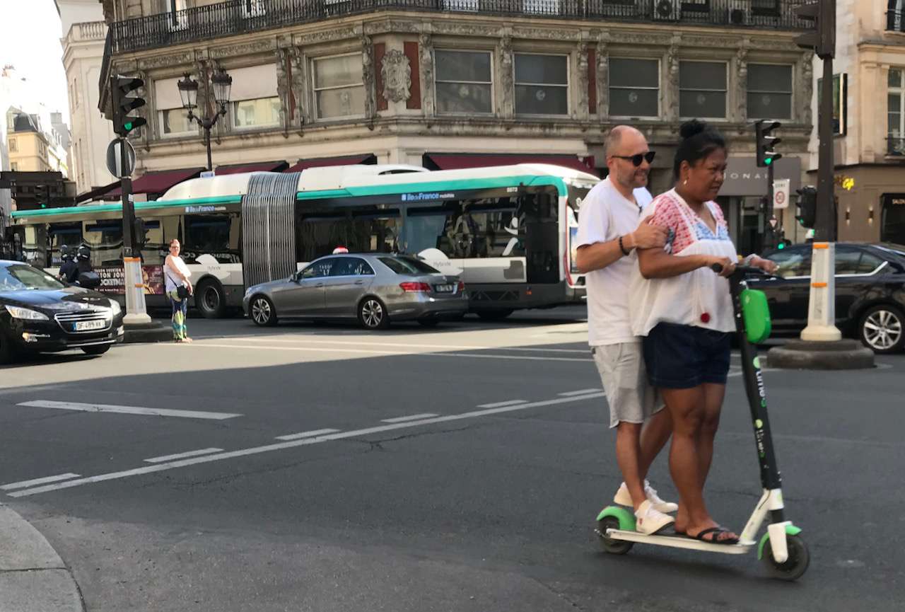 巴黎有更多的孩子骑滑板车＂width=