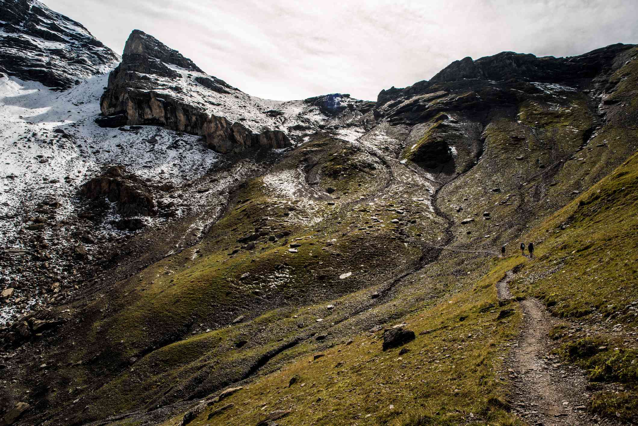 徒步旅行者在瑞士坎德斯泰格山的阴影下