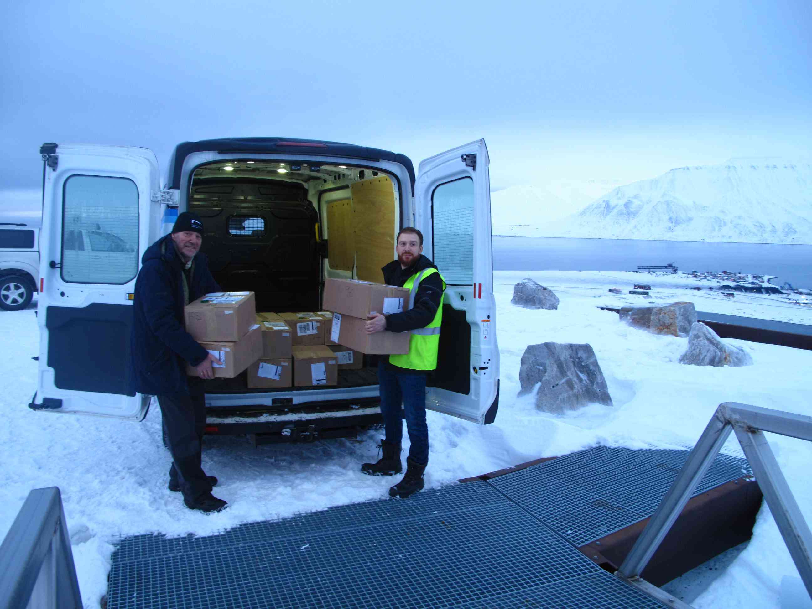 种子在Svalbard的保险库外卸载。“width=