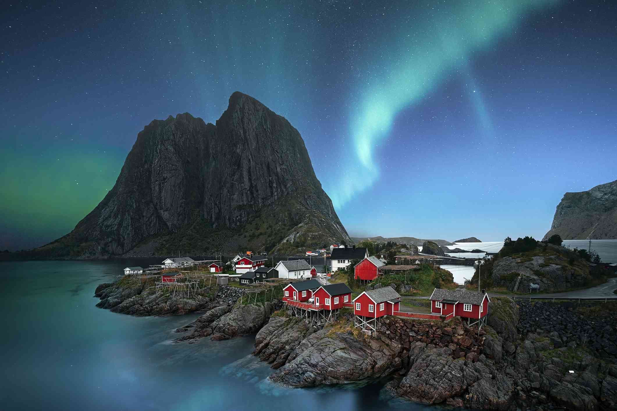 北极光出现在挪威小村庄的黎明
