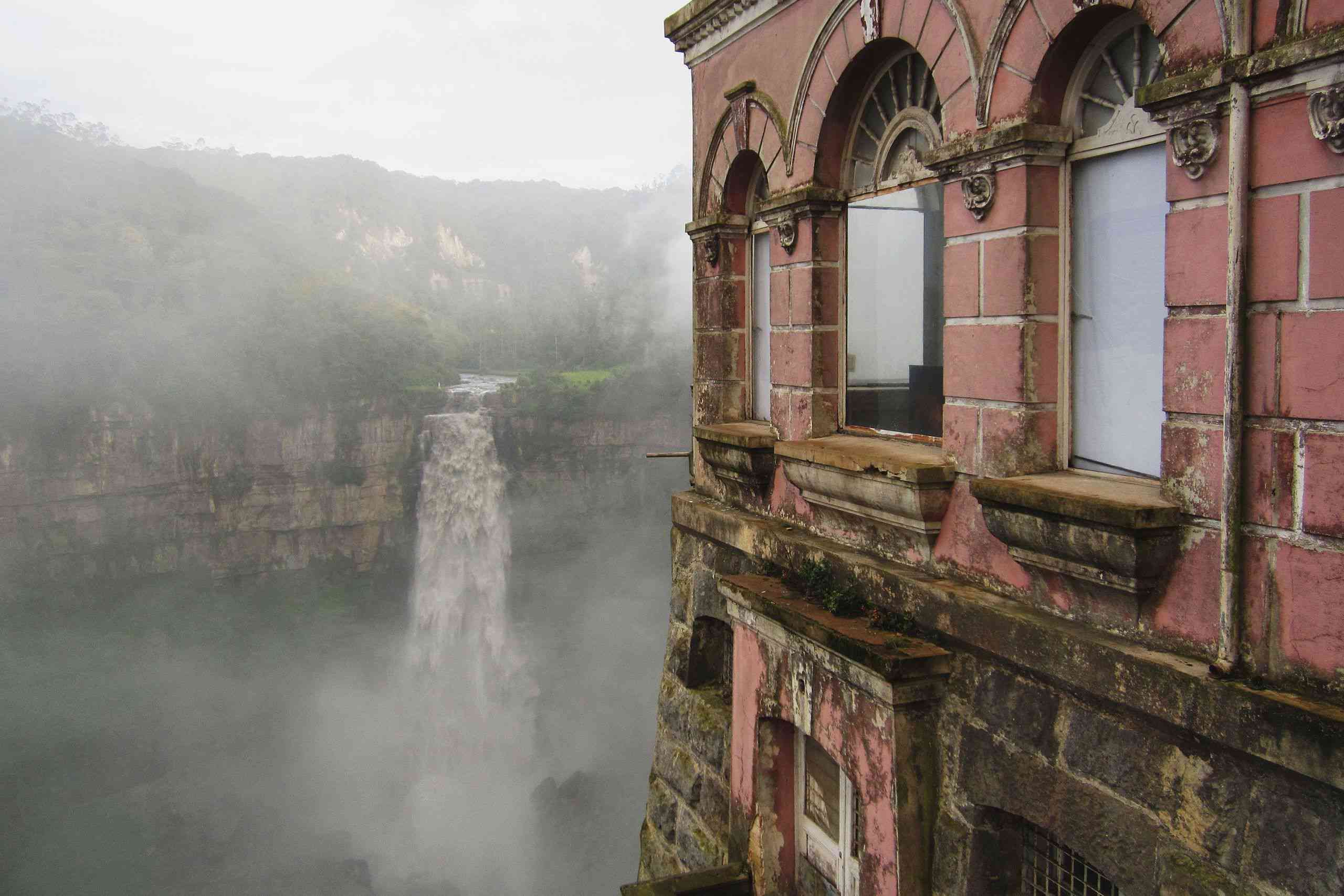 Tequendama瀑布与Salto酒店在前景
