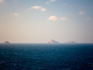 三英尺的岩石岛，亚丁湾，红海，也门
