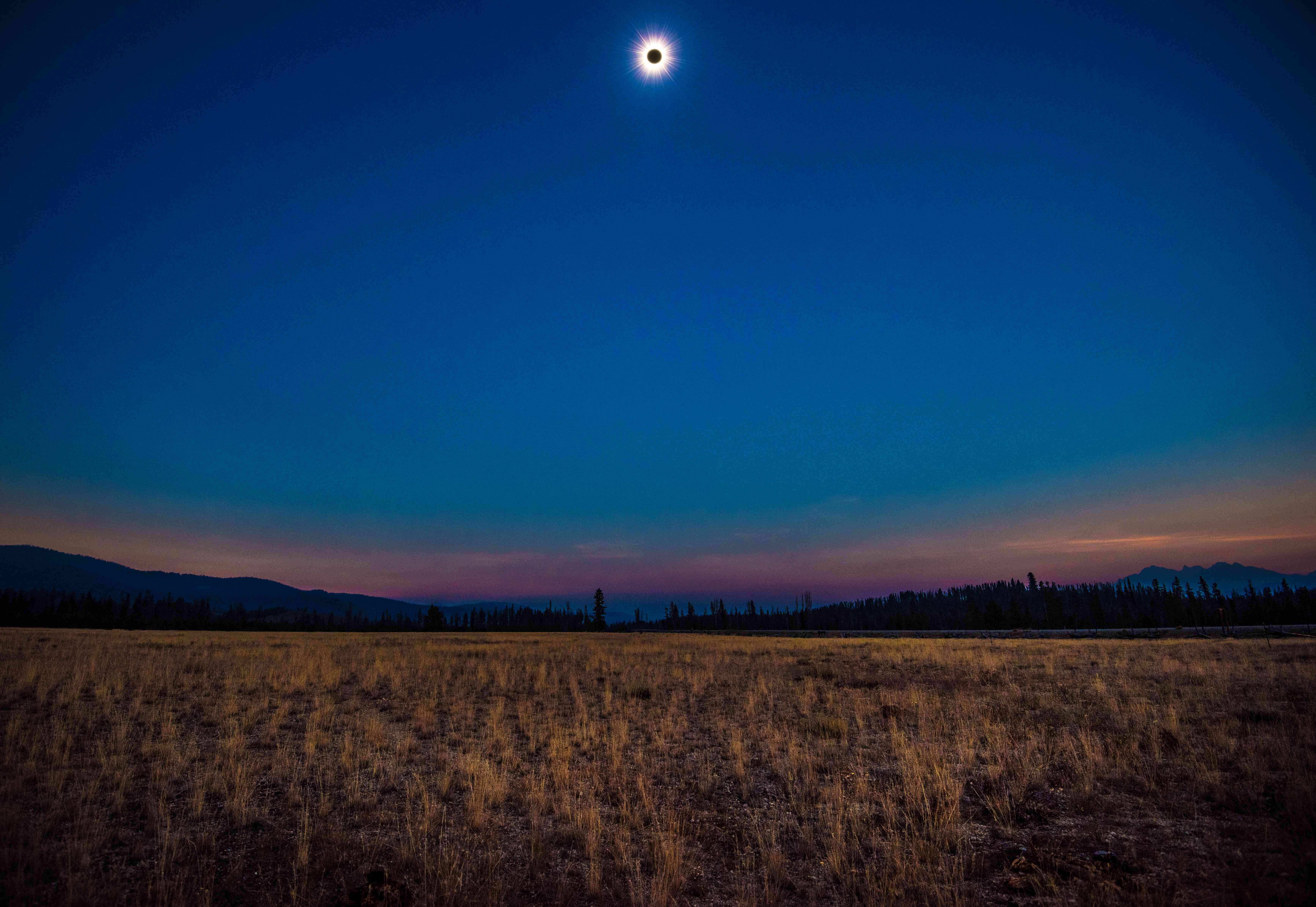 2017年8月21日，美国日冕日全食，在爱达荷州斯坦利山脉的全食路径上拍摄。