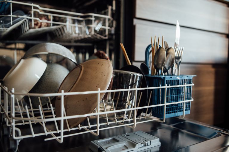 碗和餐具放在洗碗机底部的架子上