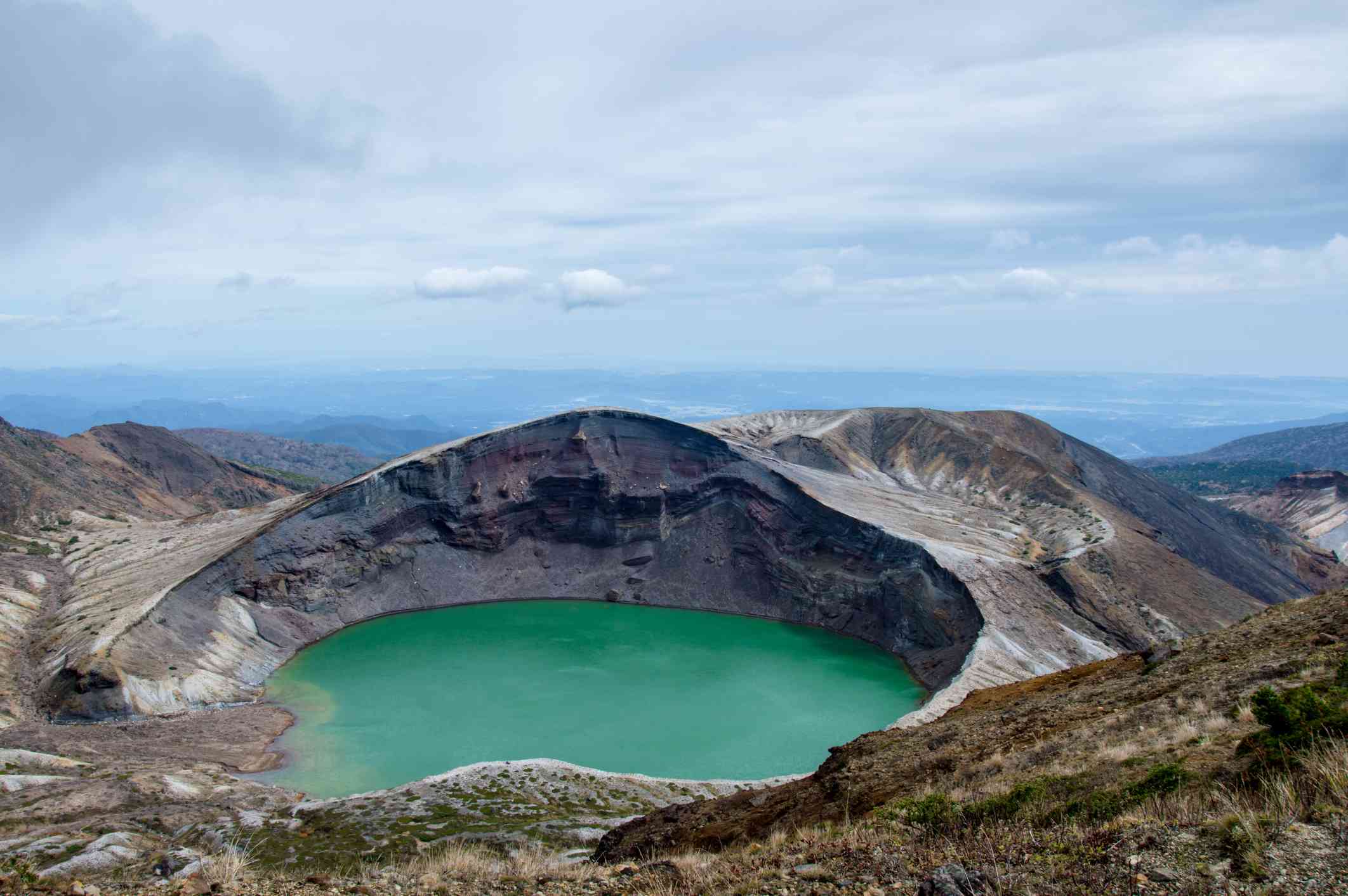 阴天在山中凸起的火山口湖