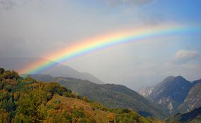 彩虹在山上