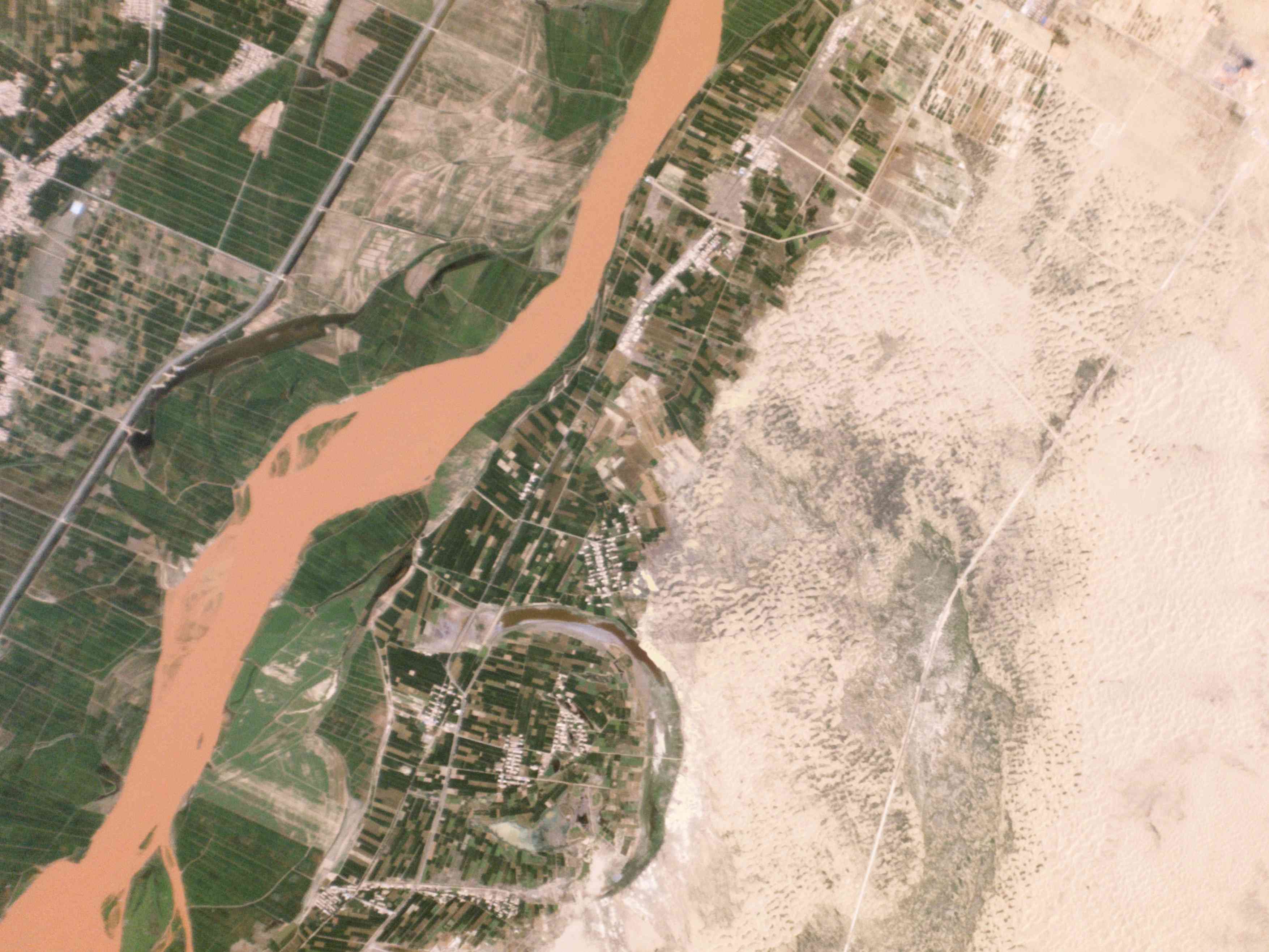 中国沙漠化的航空卫星图像”width=