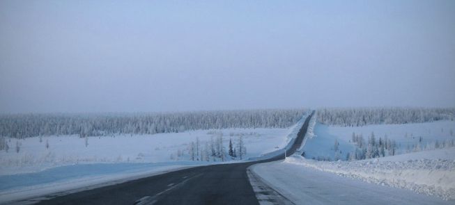 西伯利亚亚马尔半岛一条被雪覆盖的双车道街道