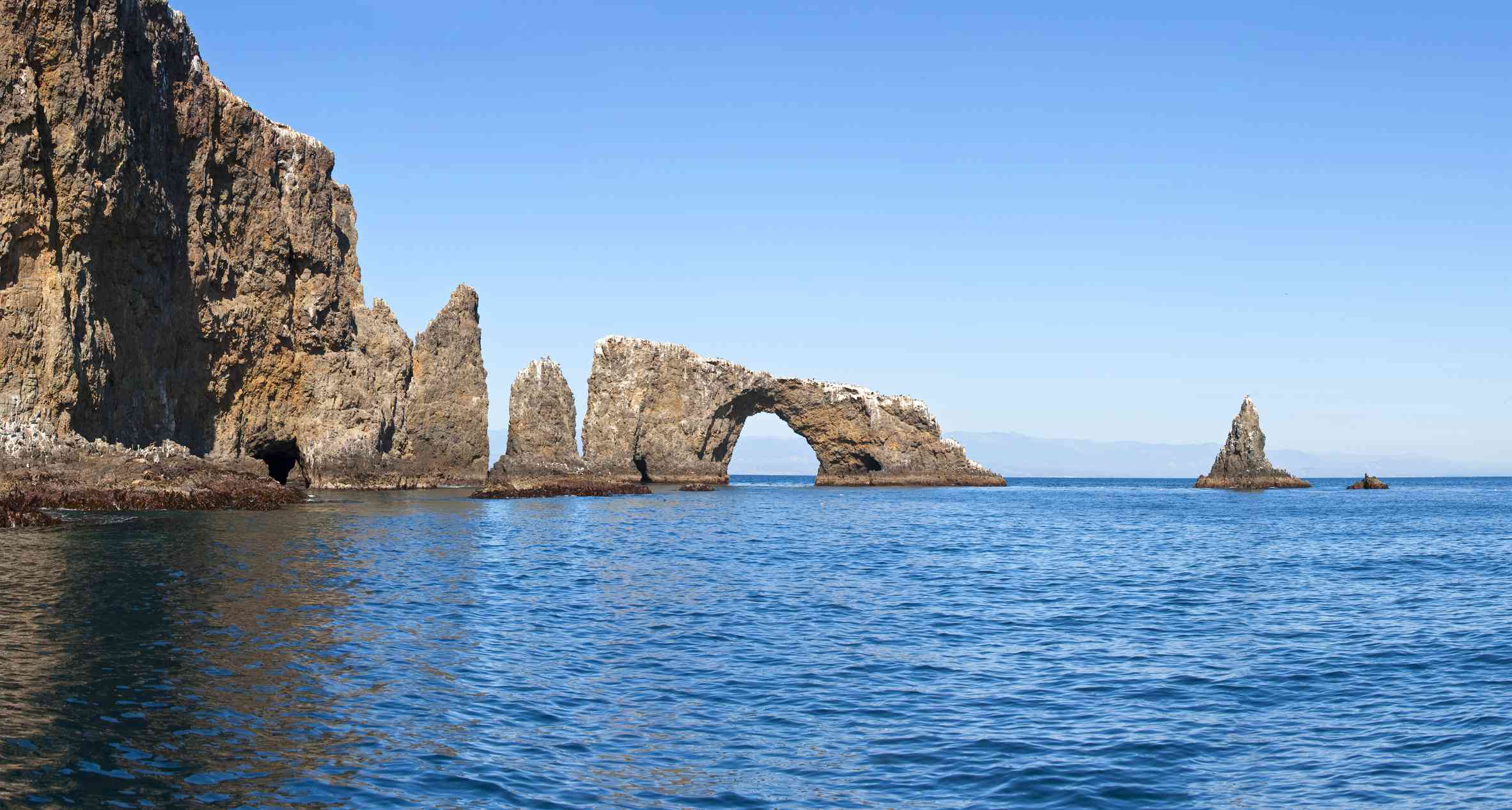 海峡群岛的阿纳卡帕拱门被明亮的蓝色海水包围