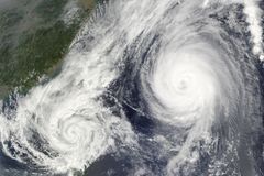 两个热带气旋相互作用的卫星图像。