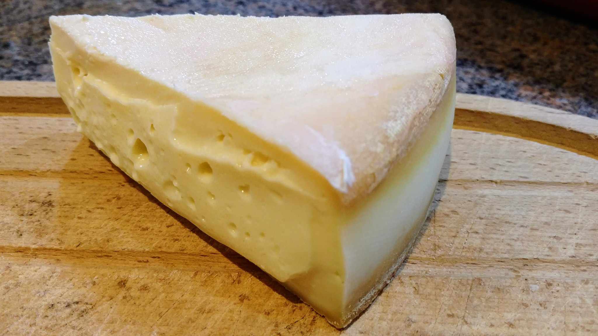 一片松软的英国奶酪