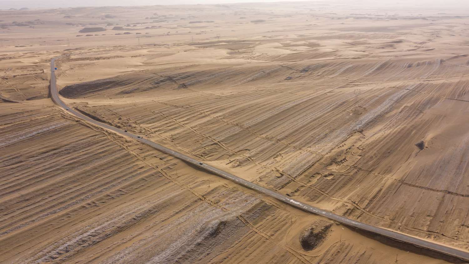 中国的沙漠公路贯穿而过。