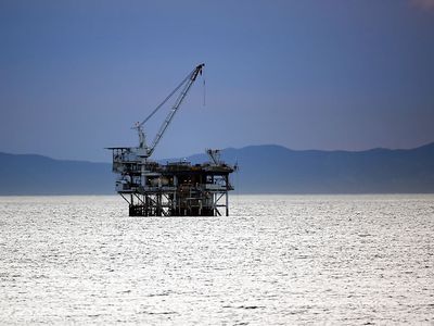 加州亨廷顿海滩附近的石油钻井平台冬青,卡特琳娜岛的背景
