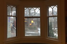 三个窗格的窗口望社区街道