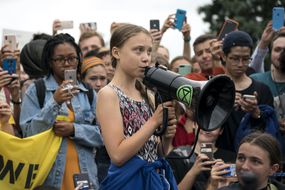青少年活动家Greta Thunberg加入了白宫外的气候罢工“width=