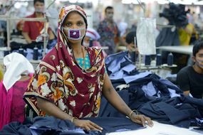 孟加拉国服装工人＂width=