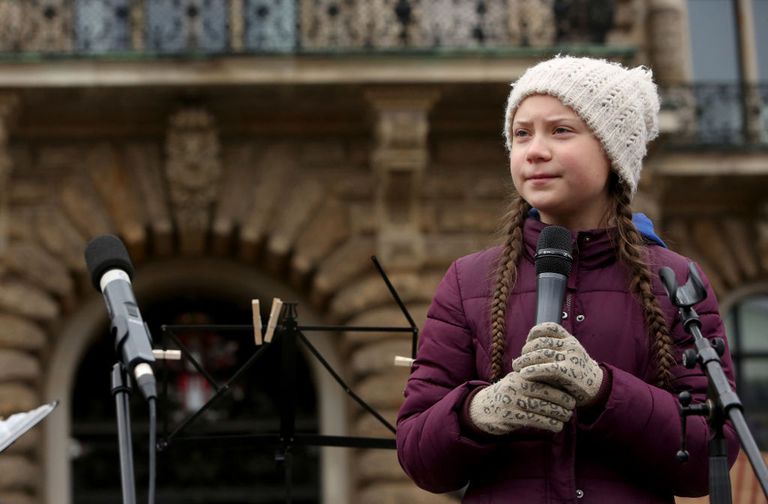 Greta Thunberg在汉堡的“为未来的星期五”抗议活动中拿着麦克风