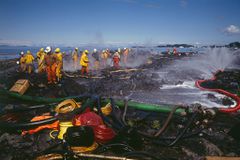 团队的消防员清理后的阿拉斯加海岸埃克森·瓦尔迪兹号漏油事件。