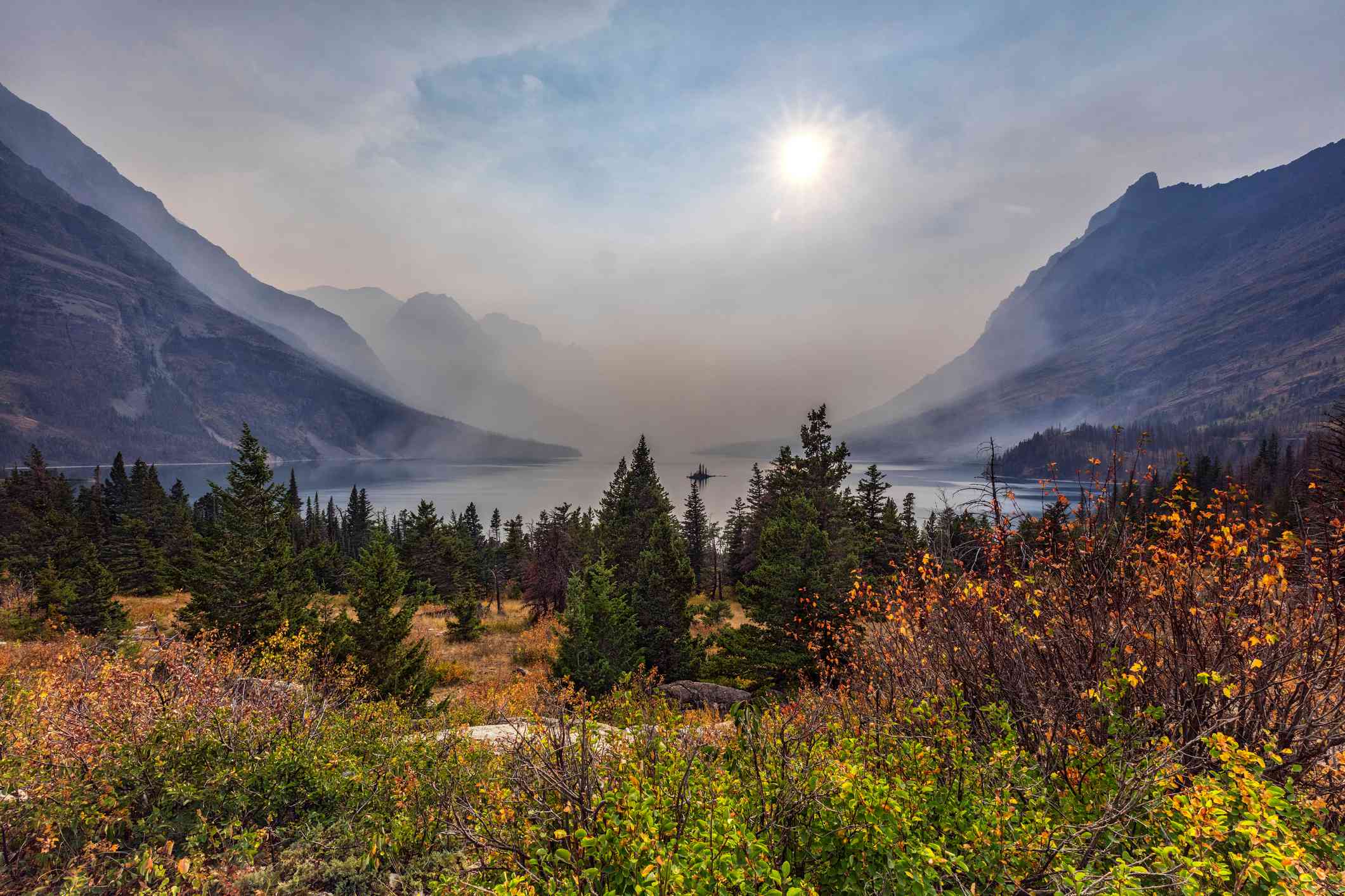 在冰川国家公园，烟雾在山与山之间的湖面上翻滚