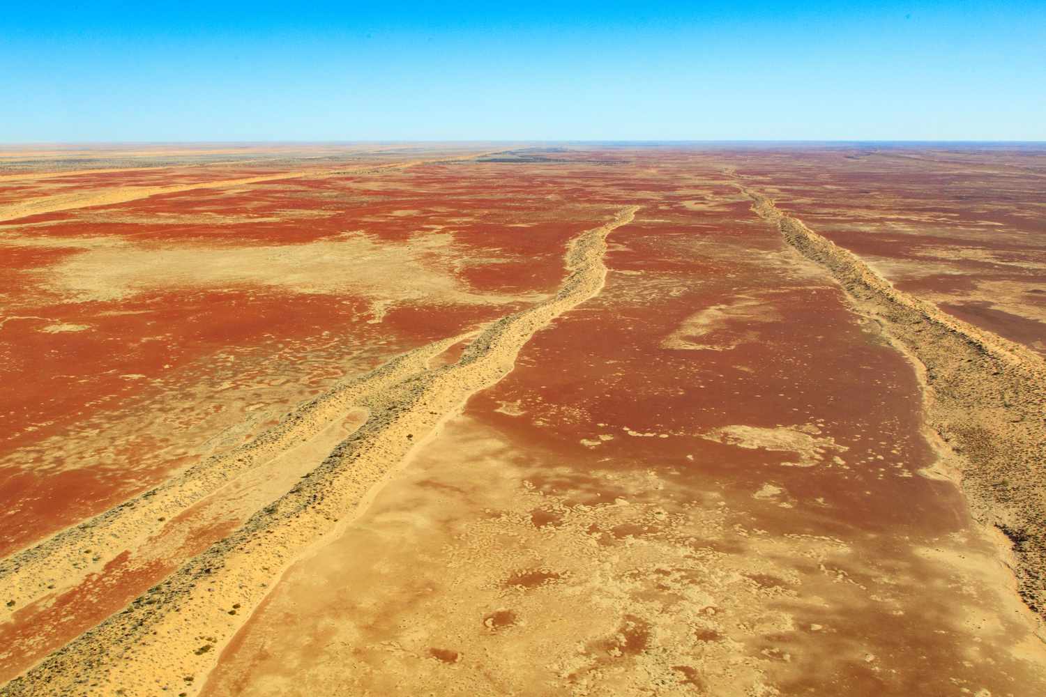 沙漠在澳大利亚昆士兰的蓝天。