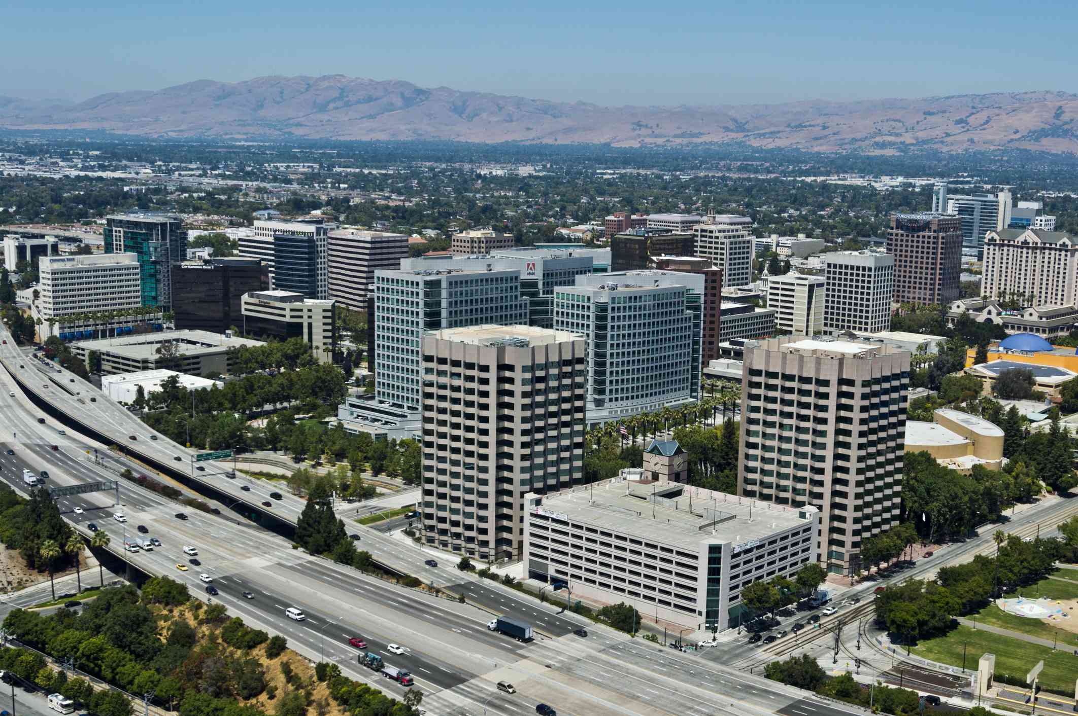 加州圣何塞市中心，背景是群山＂width=