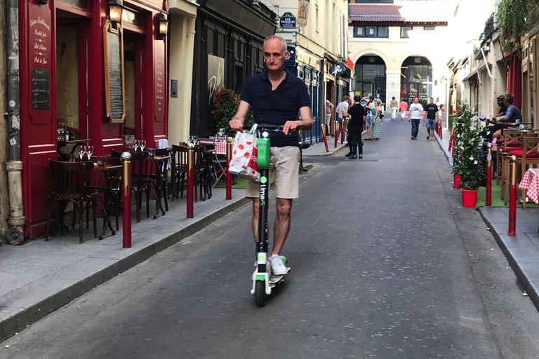 巴黎骑踏板车的老人＂class=