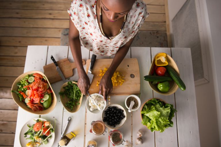 吃完整，健康的饮食作为素食很容易，但是请咨询营养学家或营养师，以便将滋养餐放在一起。