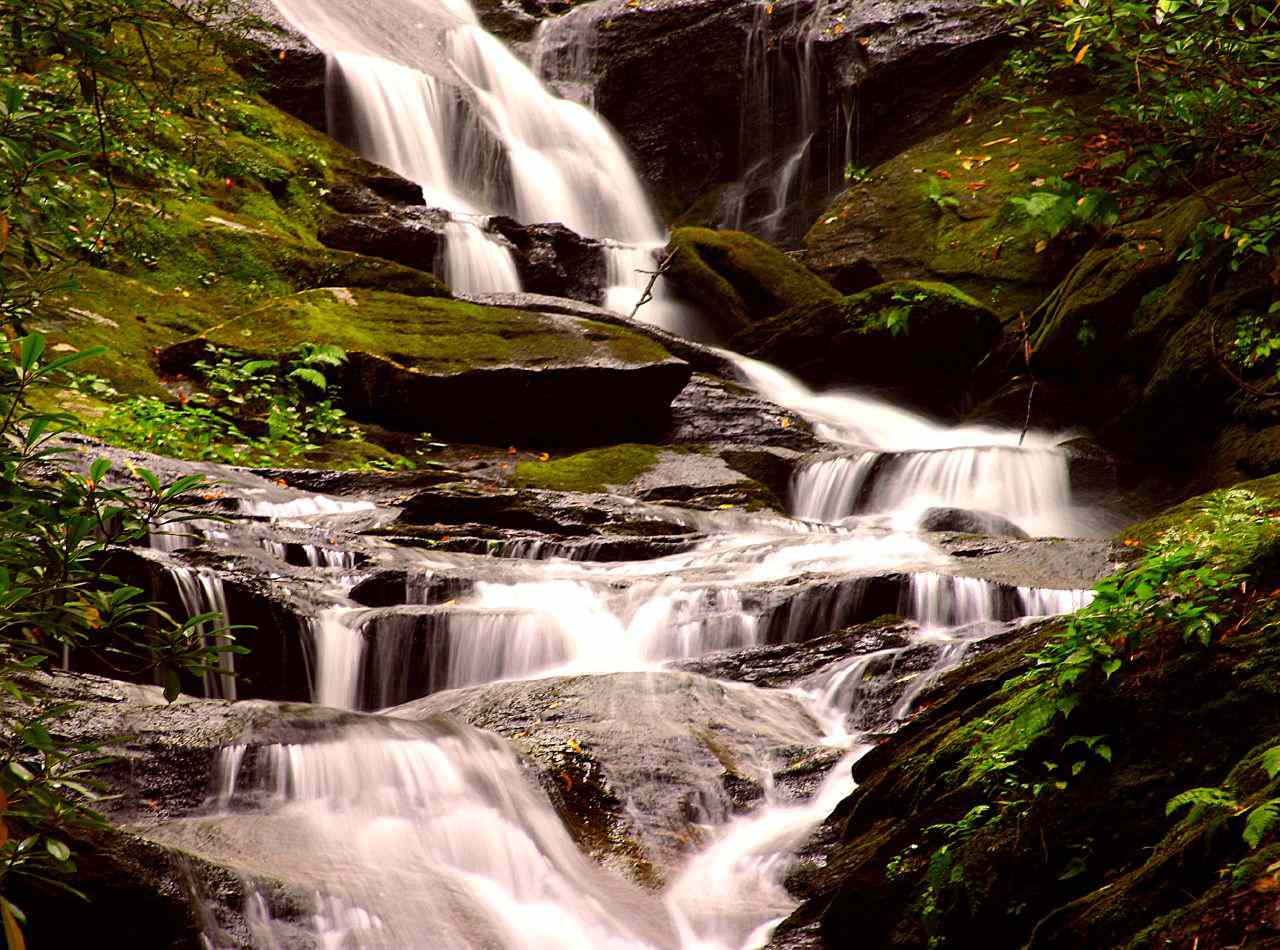 瀑布从北卡罗来纳州燕西县长满苔藓的岩石上倾泻而下