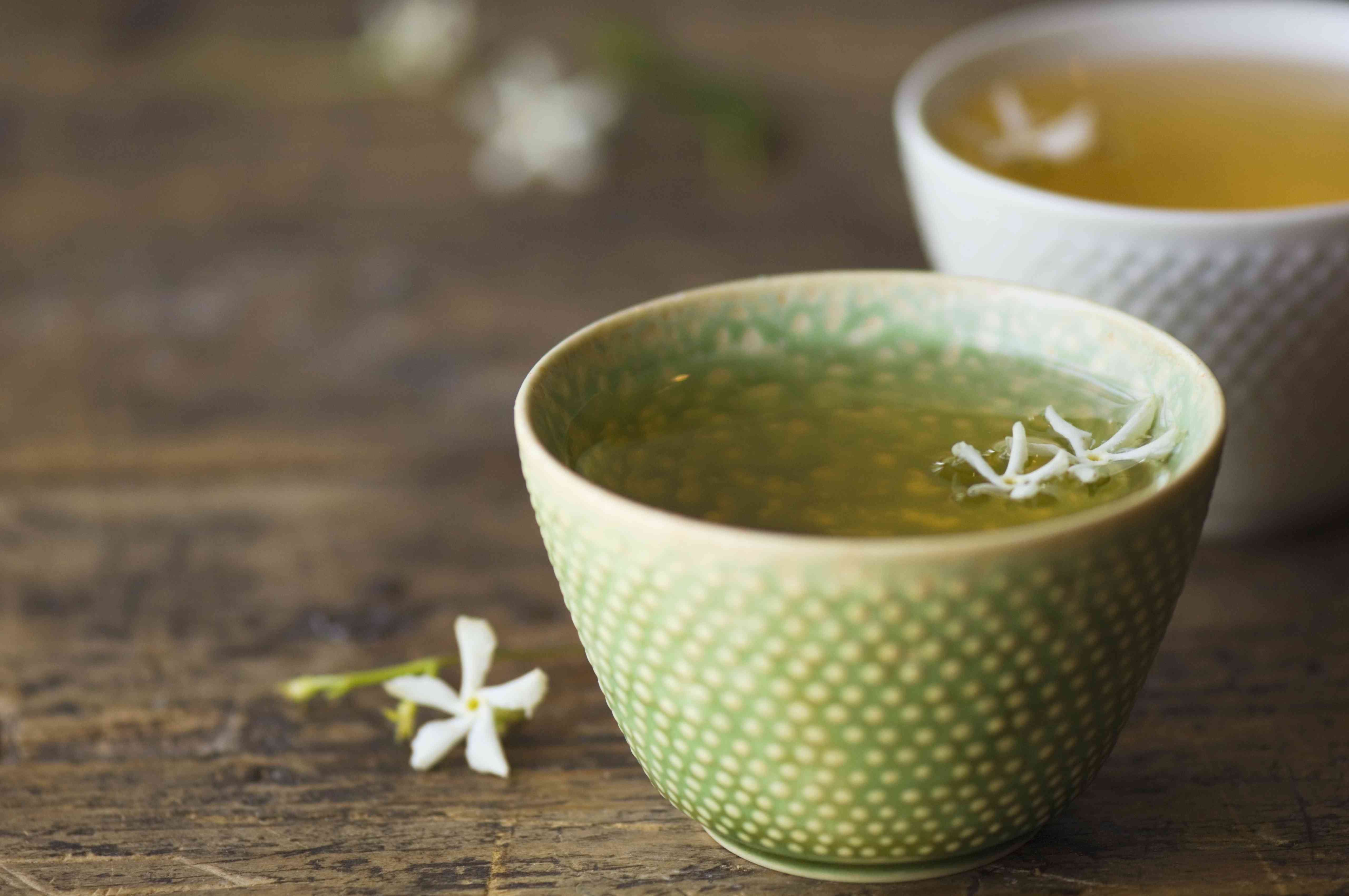 茶杯里茉莉花茶的特写