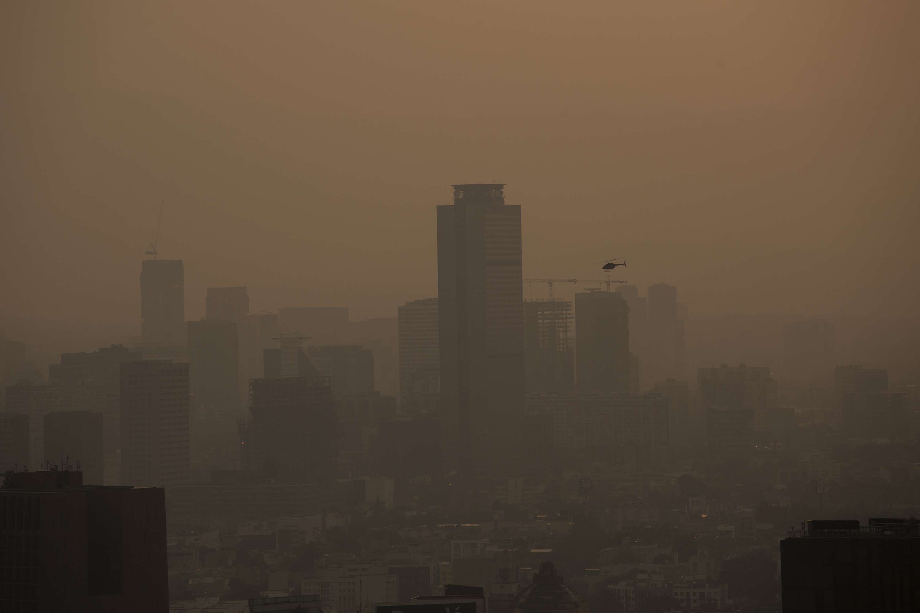 墨西哥城面临严重的空气污染＂width=